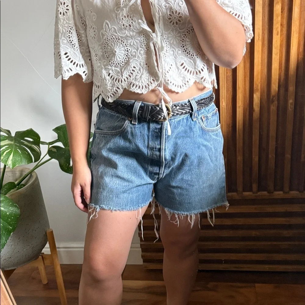 Vintage Levis Zip Front High Rise Raw Hem Relaxed Short. Size 31